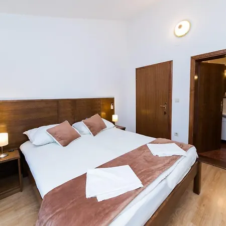 Mb Pag Alojamento de Acomodação e Pequeno-almoço Pag Town