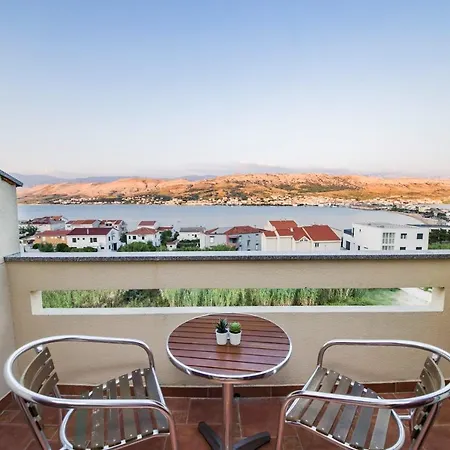 Mb Pag Alojamento de Acomodação e Pequeno-almoço Pag Town